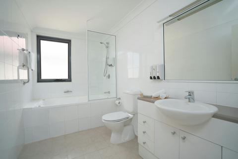 Bathroom - 1 Bedroom Apartment Leisure Inn Spires