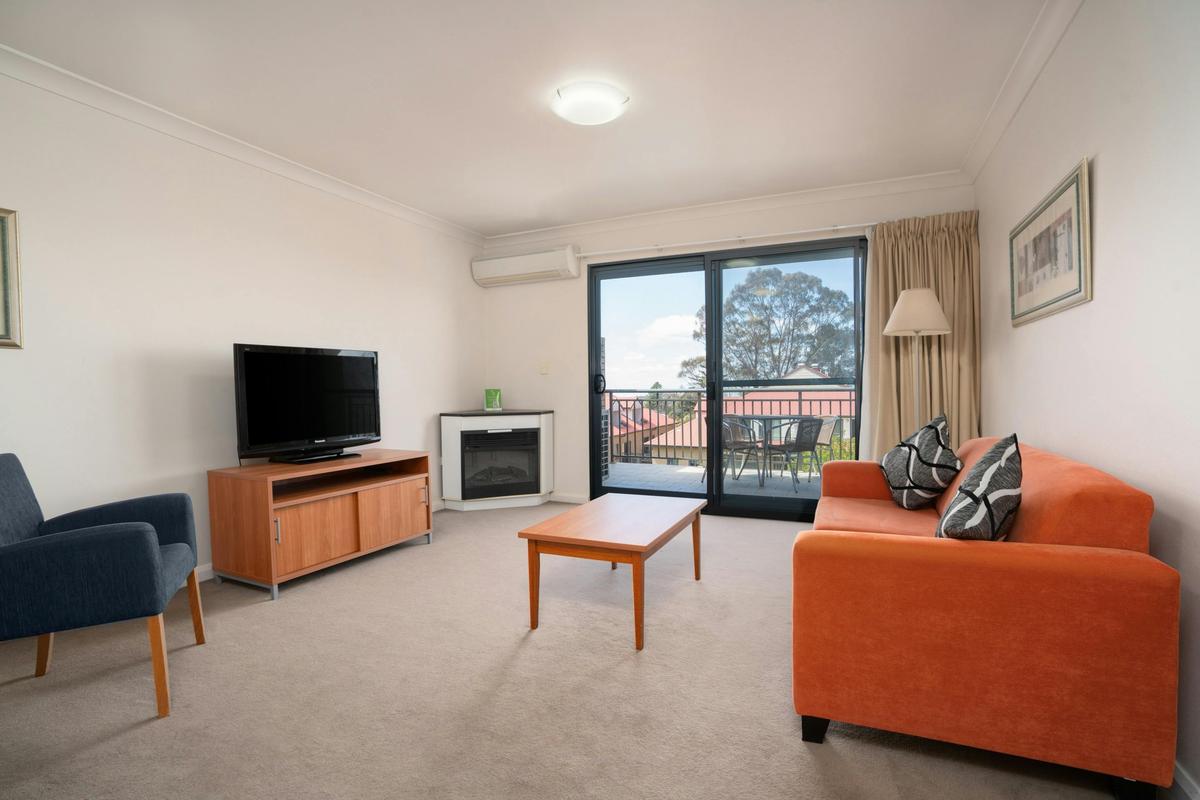 Living Room - 1 Bedroom Apartment Leisure Inn Spires