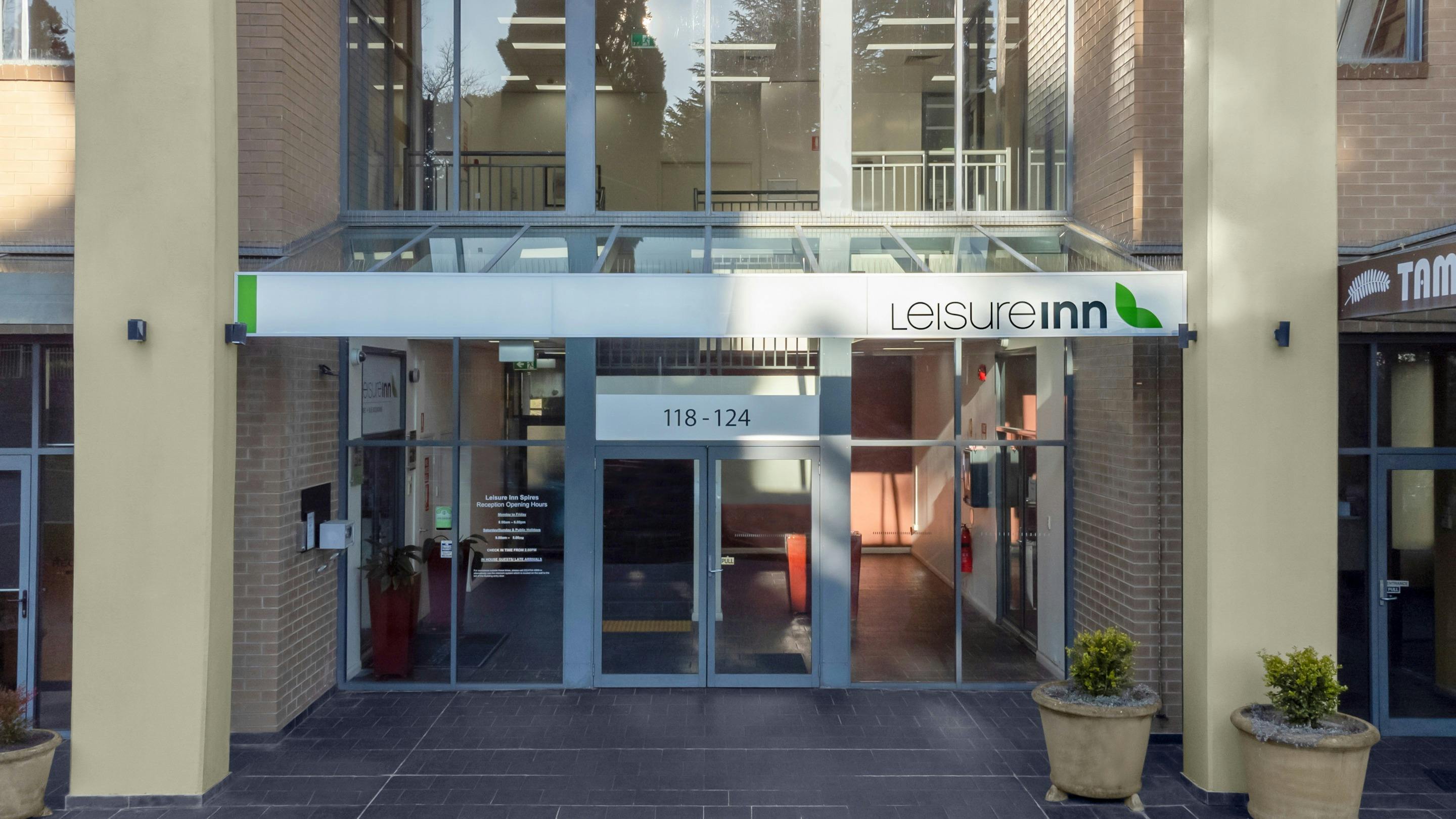 Front Entrance - Leisure Inn Spires