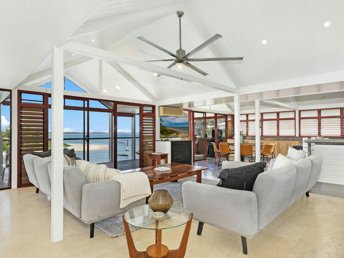 Sea Light | Living room | Ceiling fan | Smart TV | Air conditioning | WiFi | Ocean views | Balcony