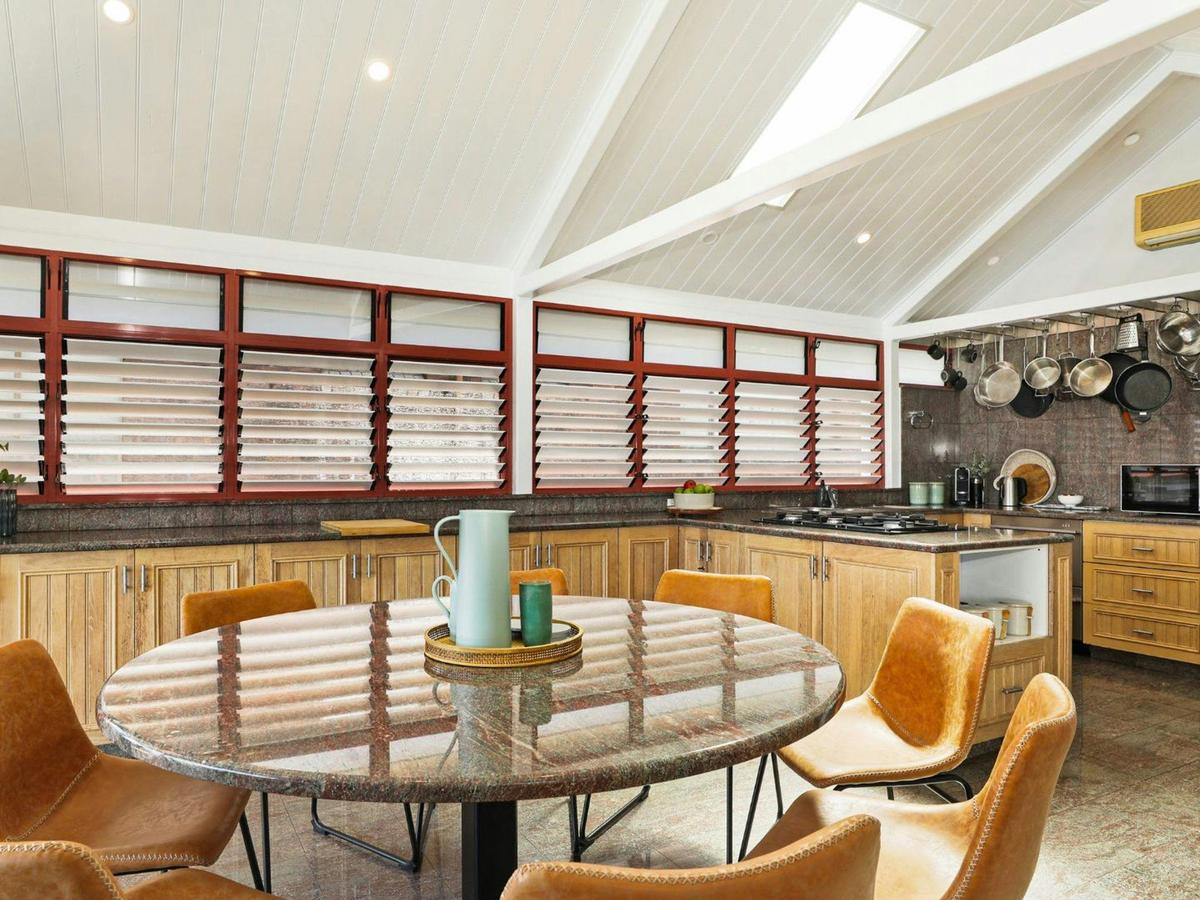 Sea Light | Dining | Air conditioning | Fire extinguisher | Fridge 