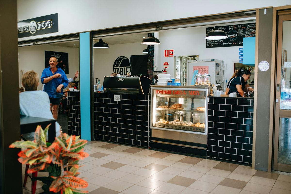Cafe counter and cabinet