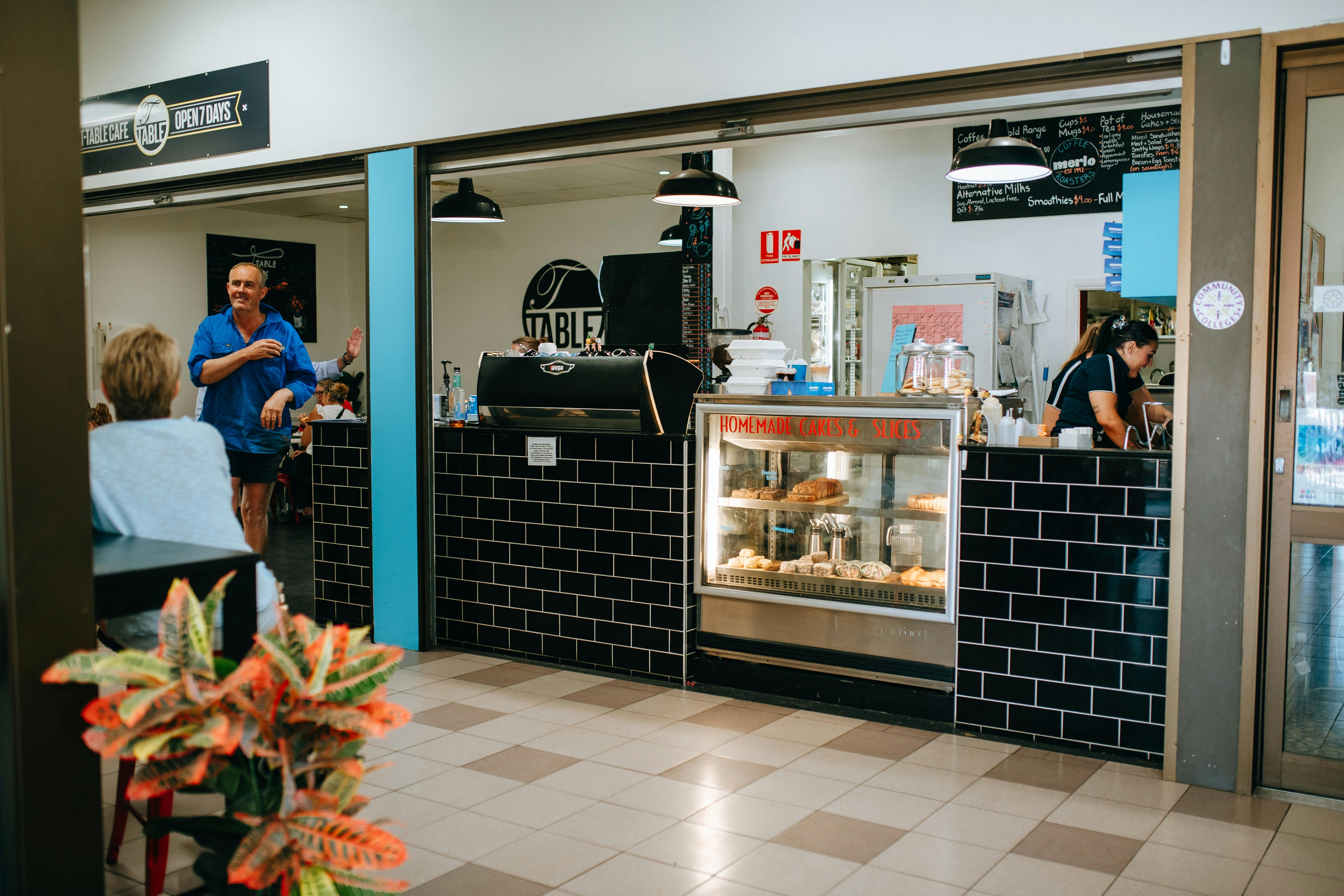 Cafe counter and cabinet