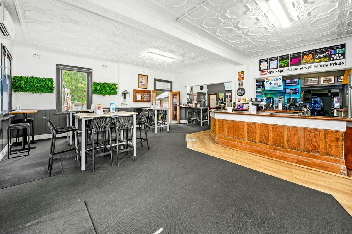 The front bar