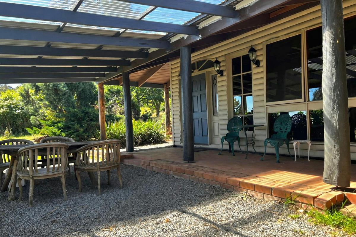 Wollemi Cottage veranda and outdoor seating