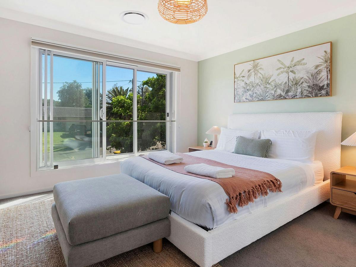 Sunshine Retreat | Bedroom 1 | Queen | Ducted air conditioning | Ensuite | Walk-in wardrobe | Smart 