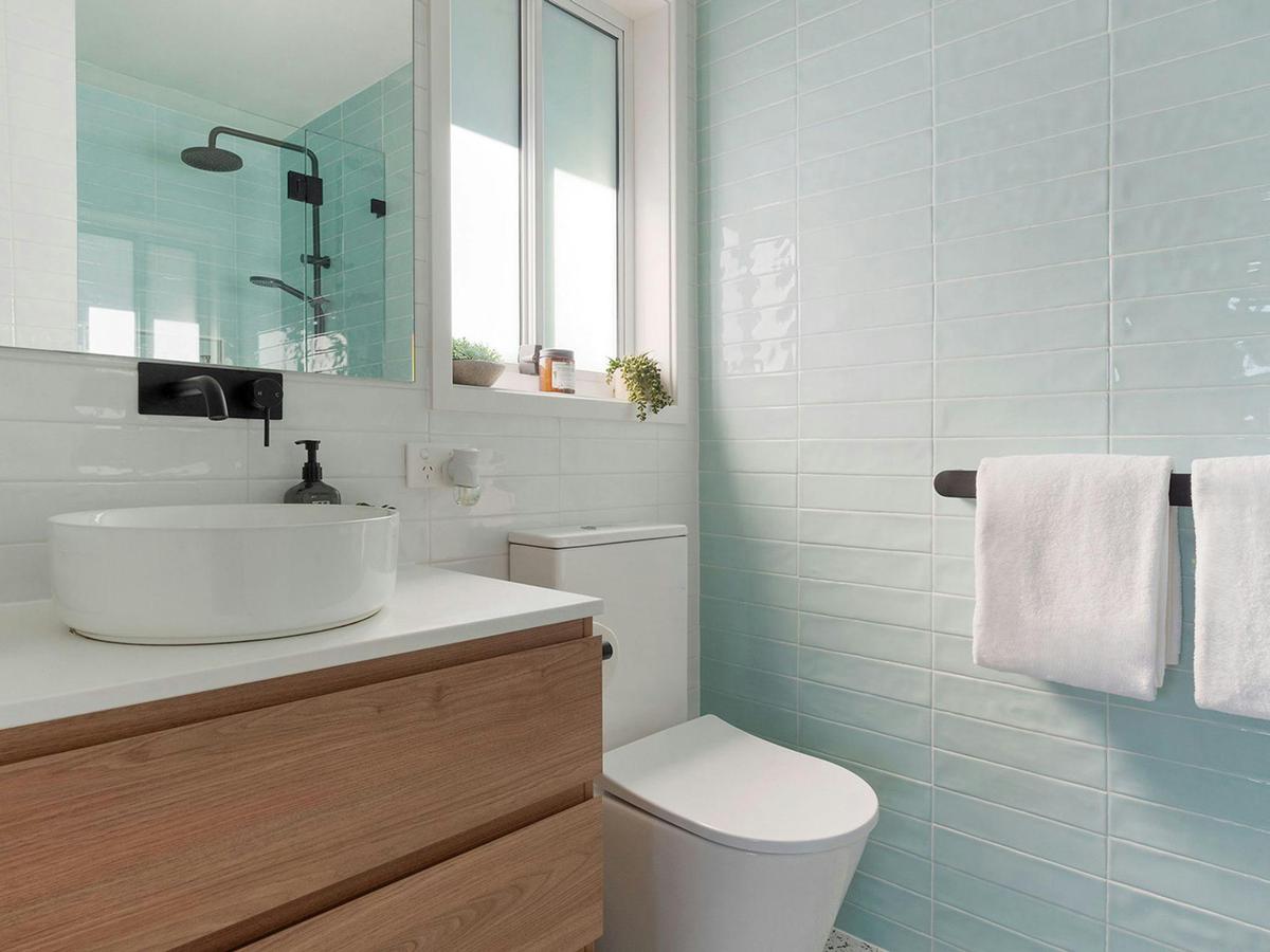 Sunshine Retreat | Ensuite | Shower | Vanity | Hairdryer | Bodywash | Shampoo | Conditioner