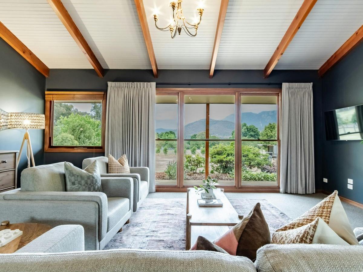 Buffalo Bliss Master bedroom lounge with Alpine Valley Getaways