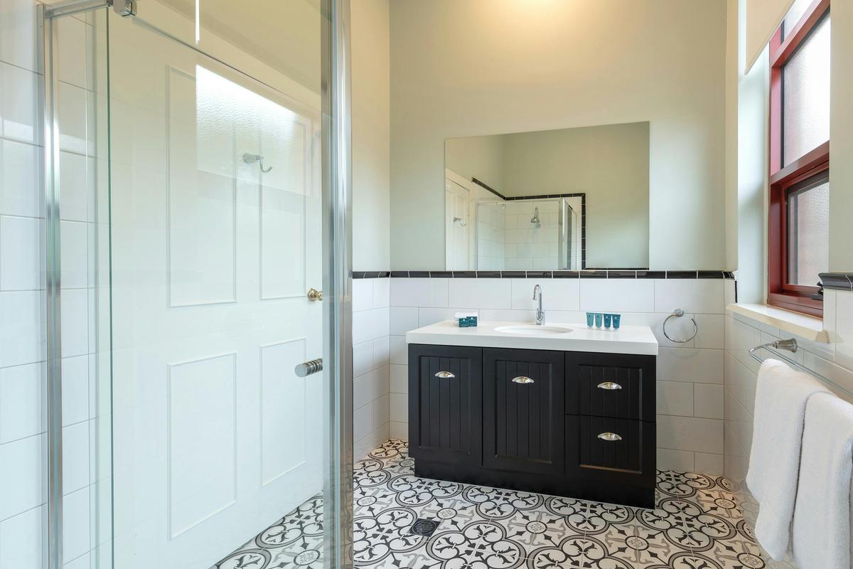 1 Bedroom Bathroom