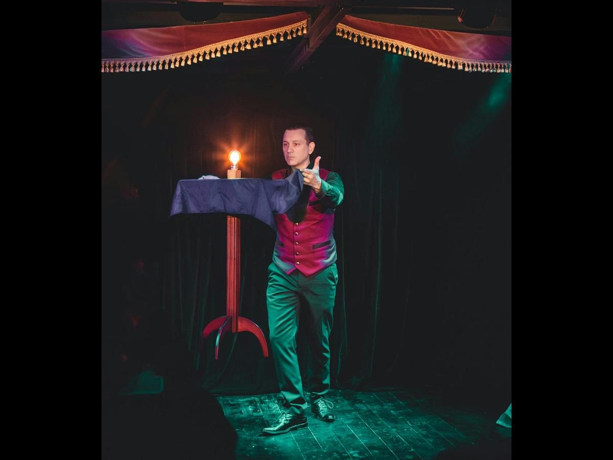 Melbourne Magician Richard Vegas levitation illusion