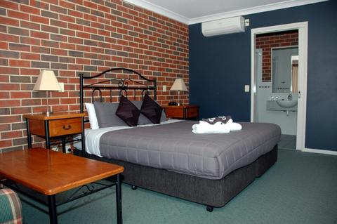 Bedroom with King/Twin Beds