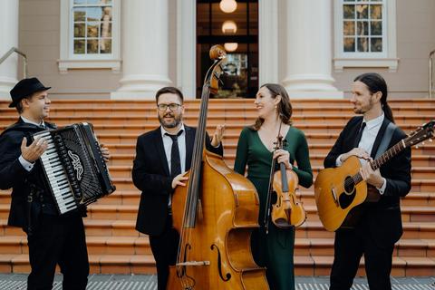 Estampa | Postcards – Melodies from Afar
