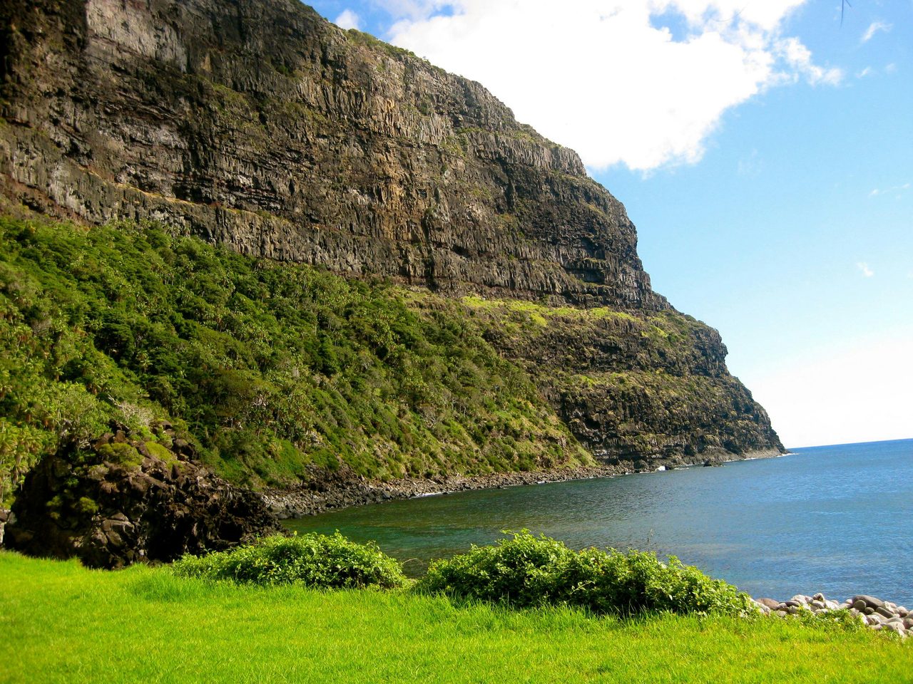 The cliffs of Little Island