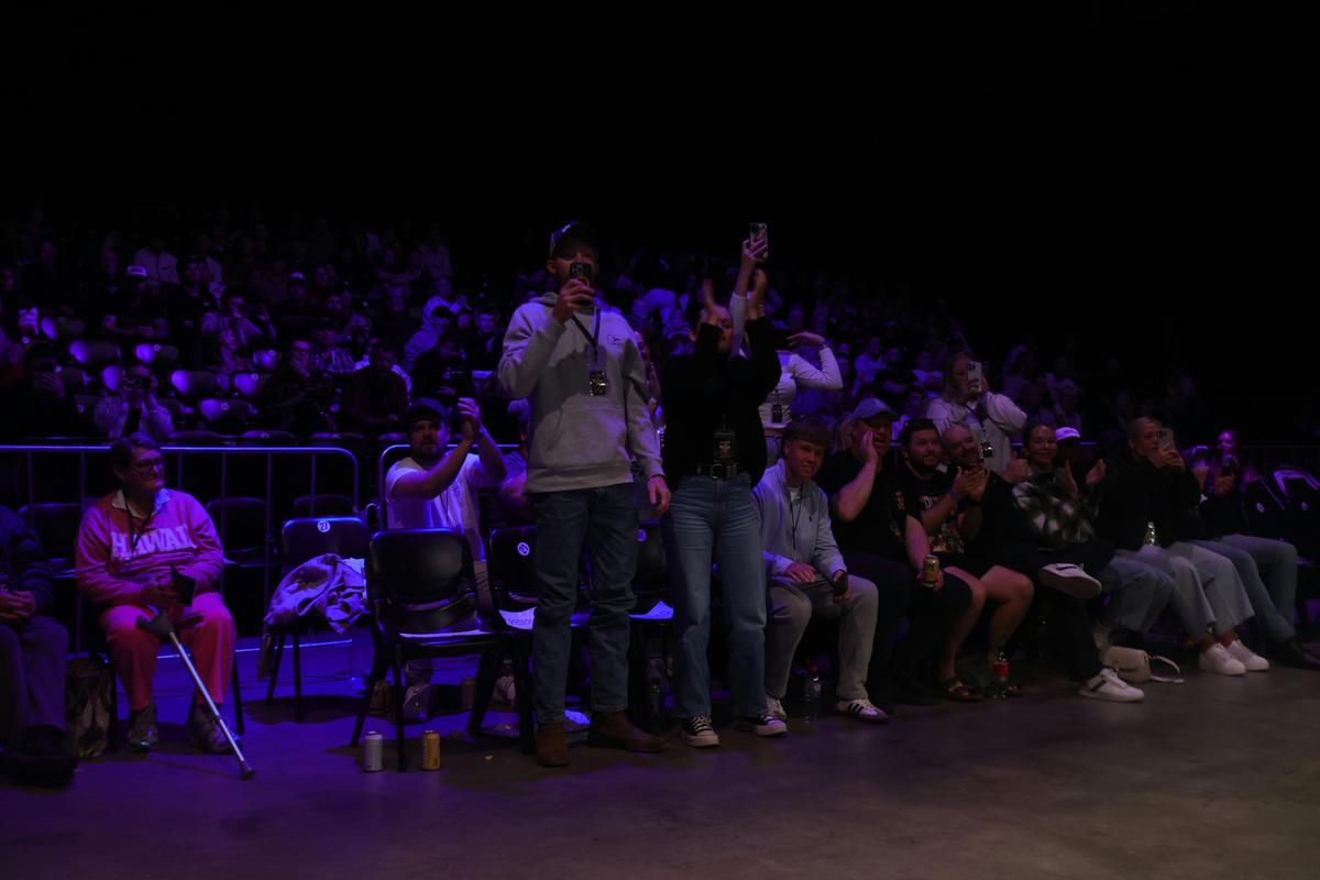 Crowd on there feet