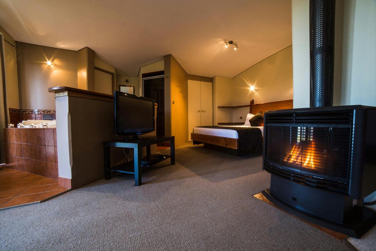 Lake View Spa Suite