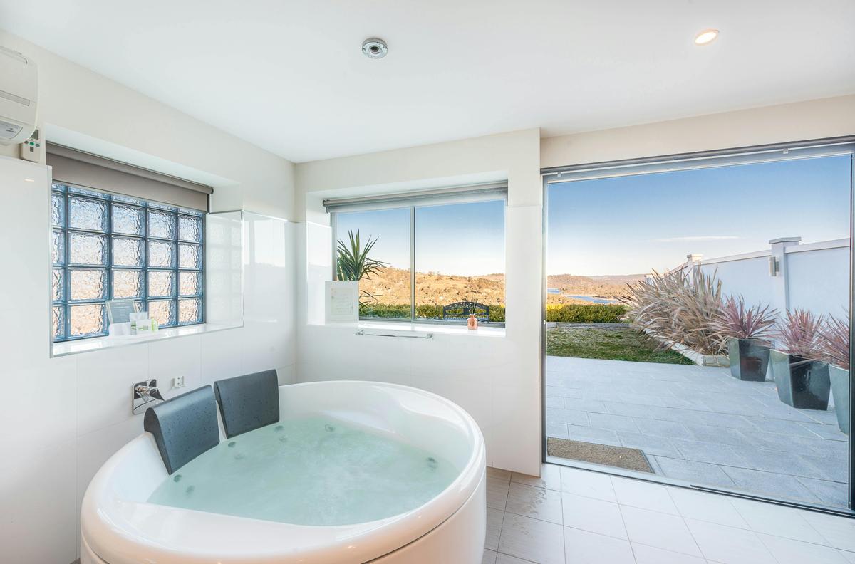 Spa bath - the water falls from the ceiling!