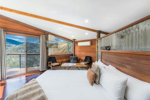 Open plan living - queen bed