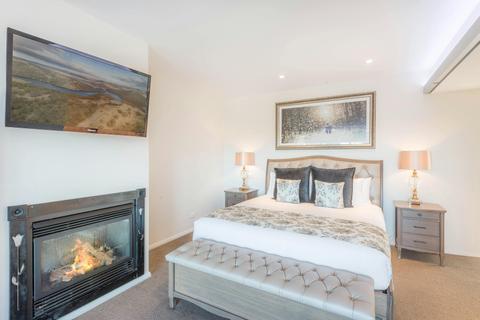 King size bed