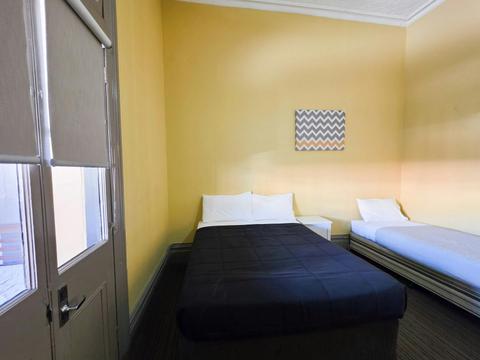 Cessnock Hotel, Hunter Valley, NSW - Vintage Trio (Shared Bathroom)