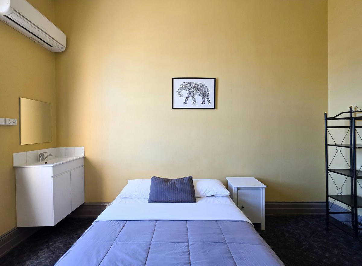 Cessnock Hotel, Hunter Valley, NSW - Vintage Double (Shared Bathroom)