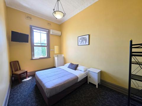 Cessnock Hotel, Hunter Valley, NSW - Vintage Queen (Shared Bathroom)