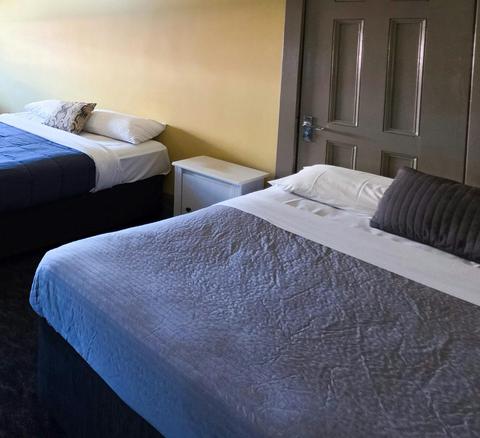 Cessnock Hotel, Hunter Valley, NSW - Vintage Queen Twin (Shared Bathroom)