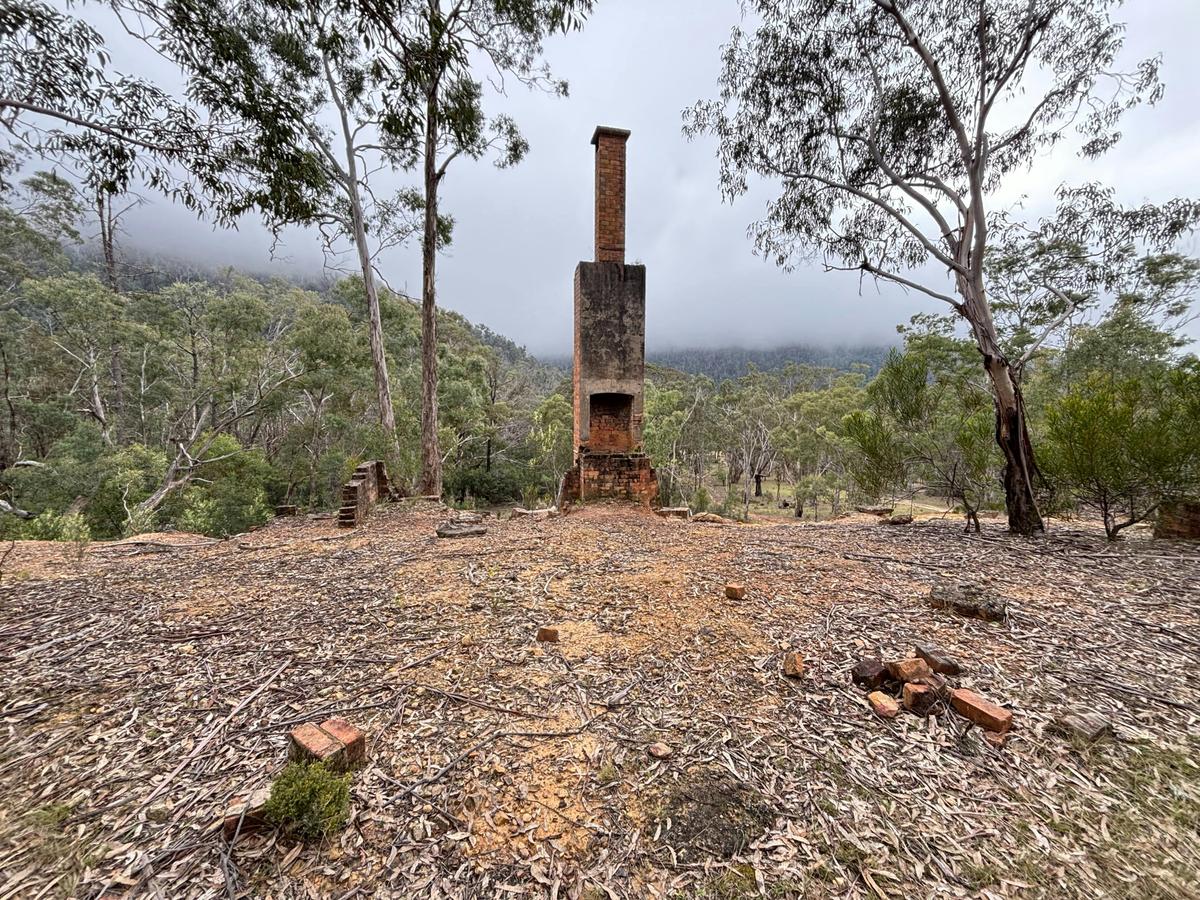Chimney and Bush. At its peak the Newnes Public School had more than 60 students.
