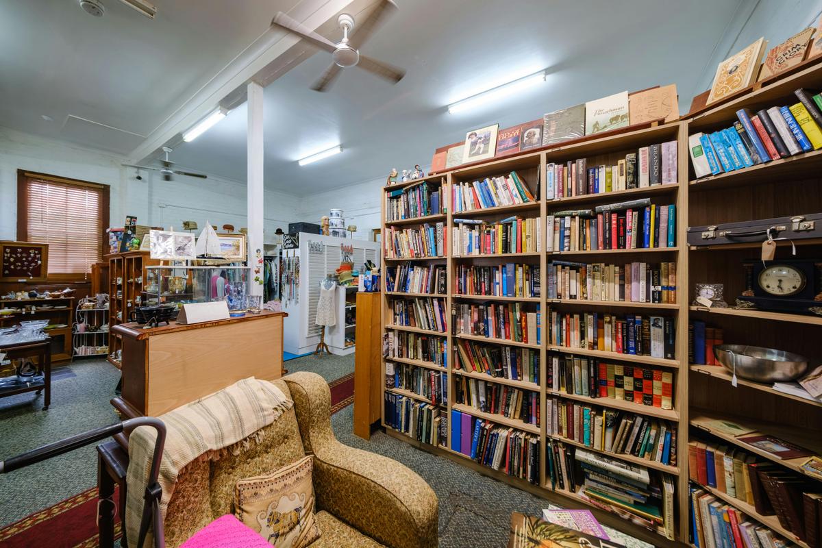 Warm Discussions Cafe