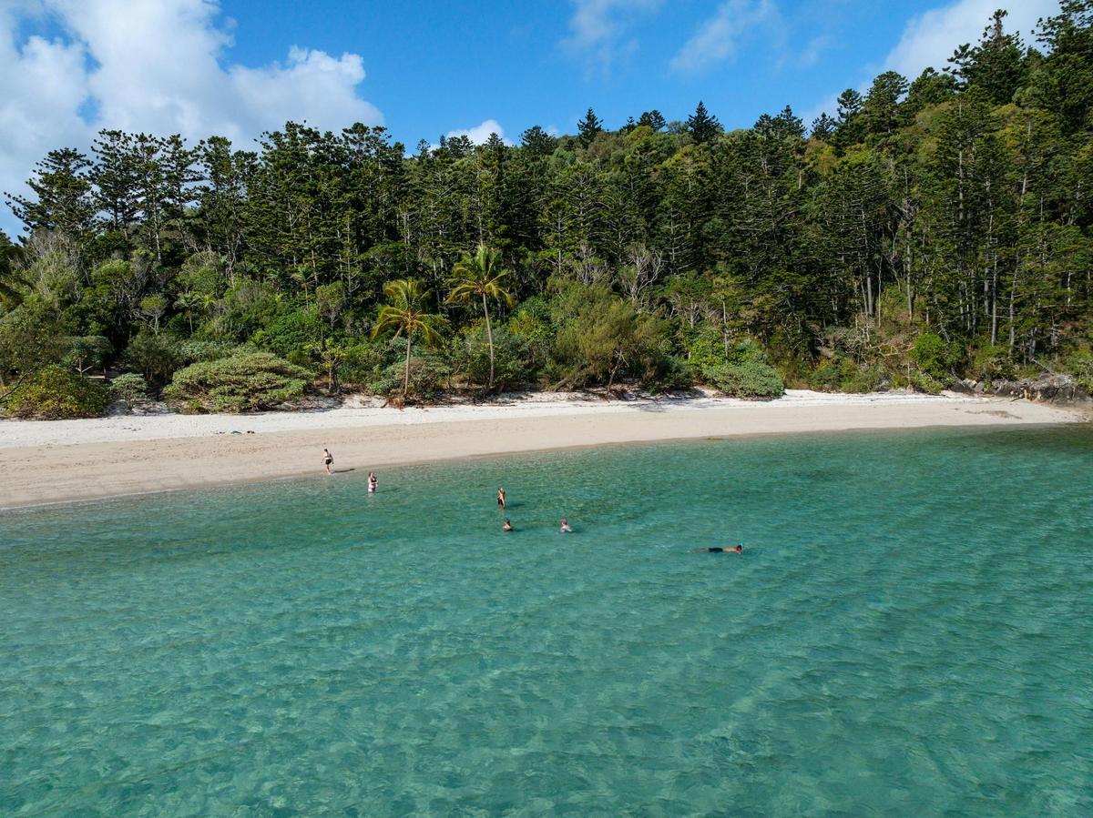 Crystal clear waters of Whitsunday Island