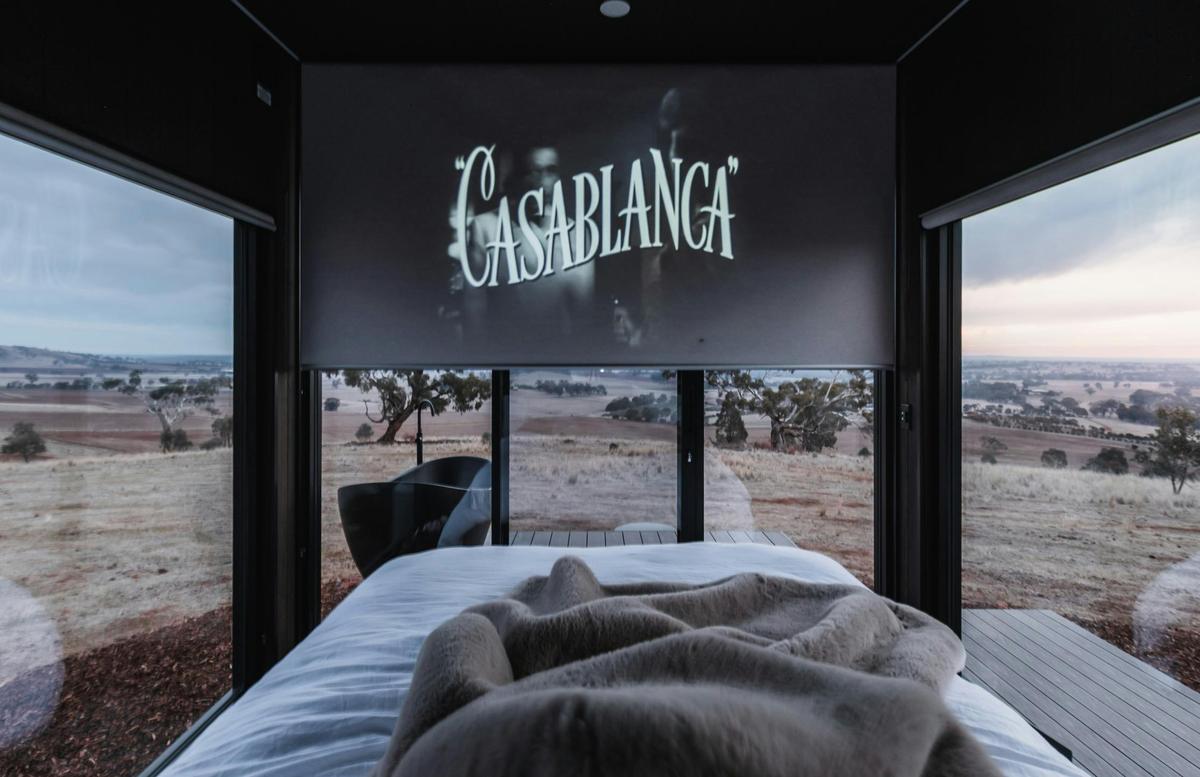 Slow evenings, a glass of wine, and movies projected beneath the stars