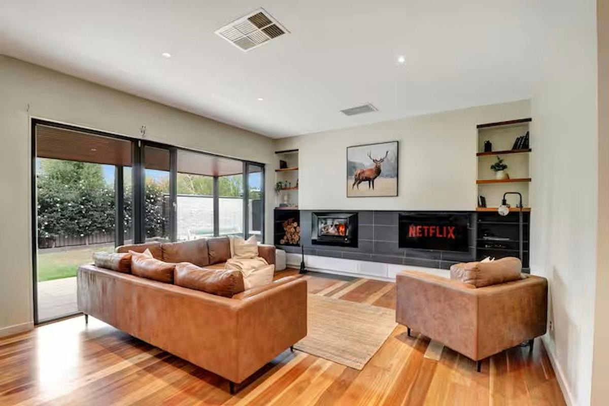 Banksia House High Country Retreat – Living Room with Fireplace