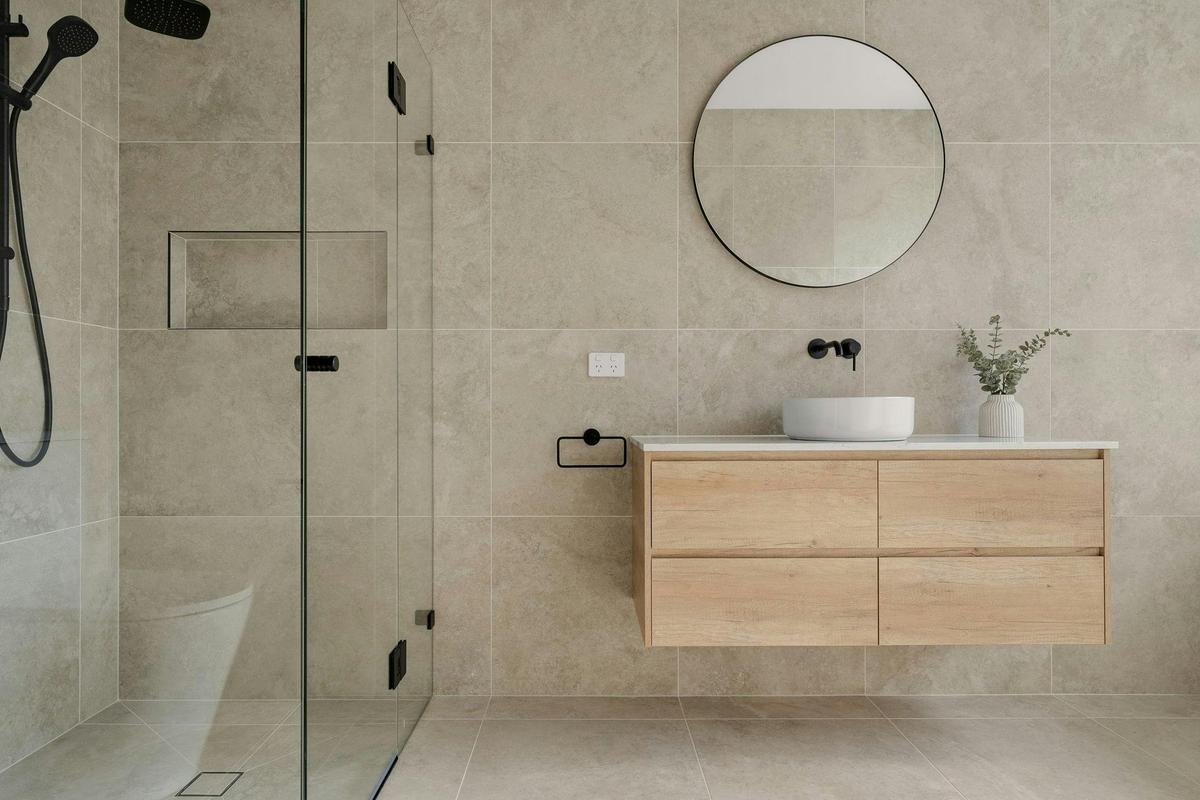 Main bathroom in Stylish Bathurst Apartment Near CBD