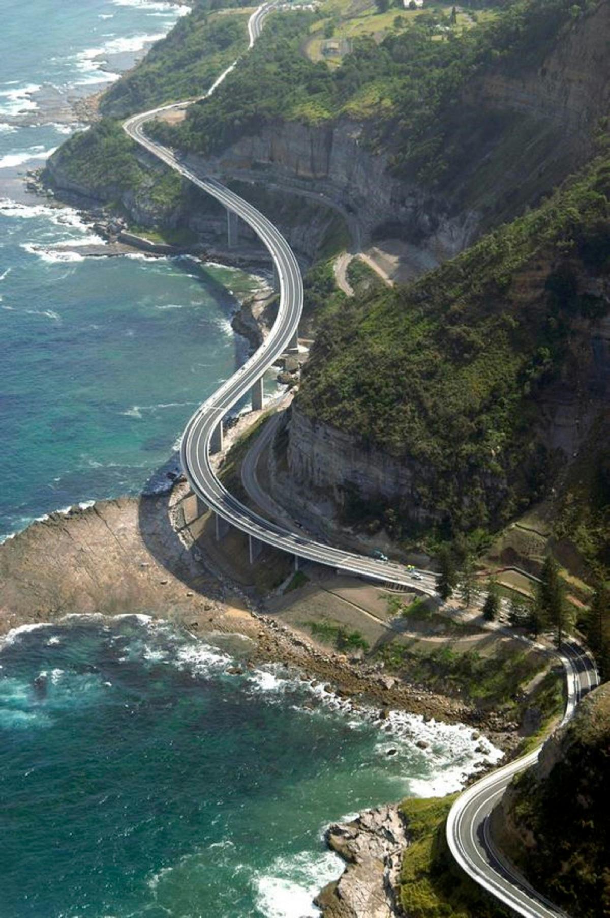Sydney Harbour, Coast, and Iconic Blue Mountains Scenic Adventure