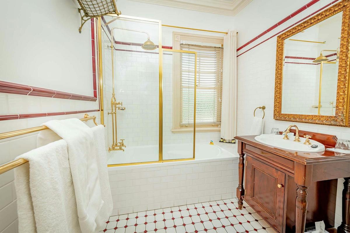 Junior Queen Room with Shower over Bath
