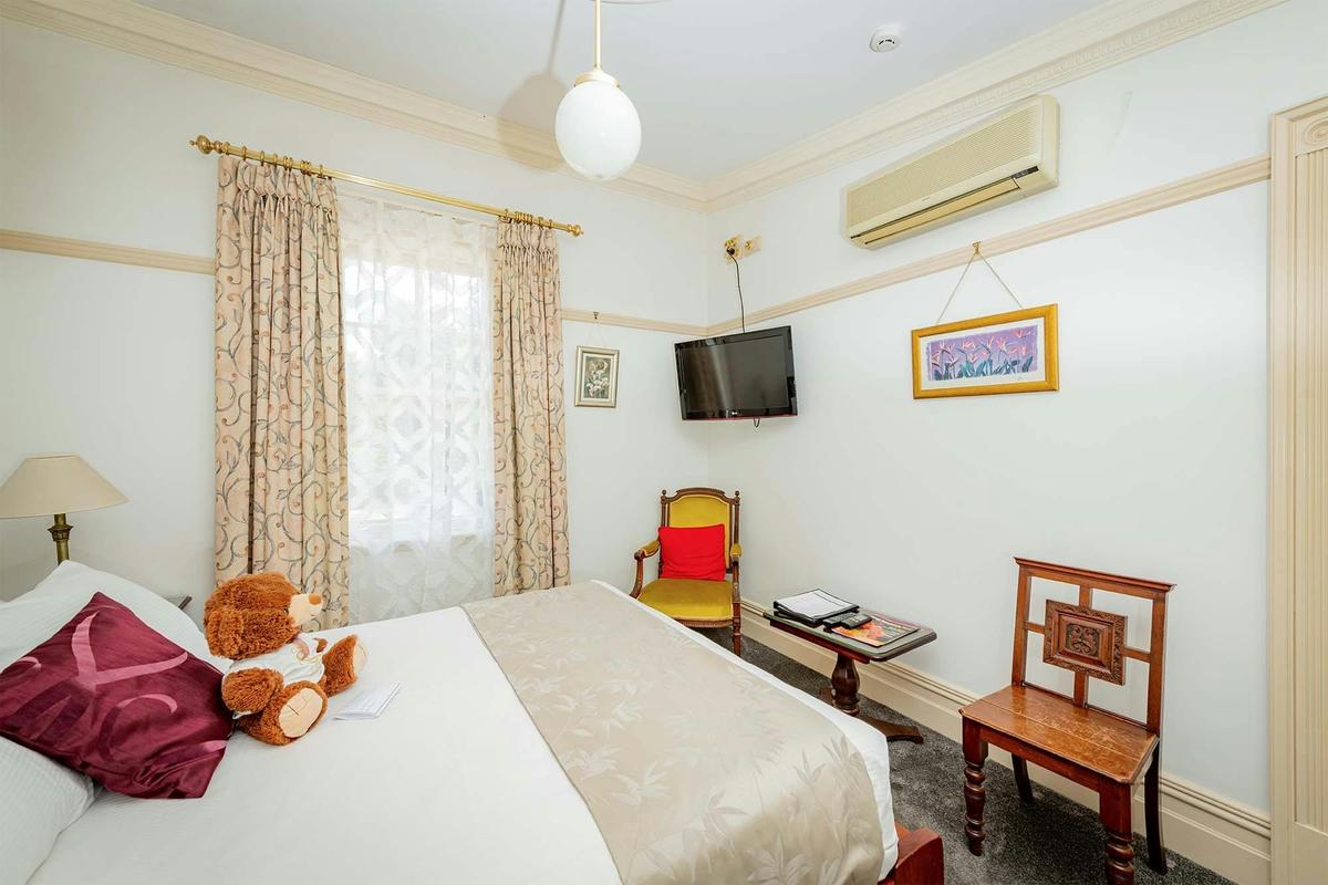 Junior Queen Room with Spa Bath