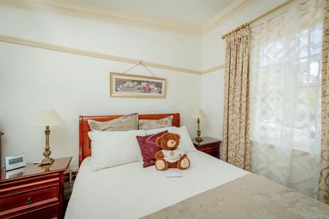 Junior Queen Room with Spa Bath