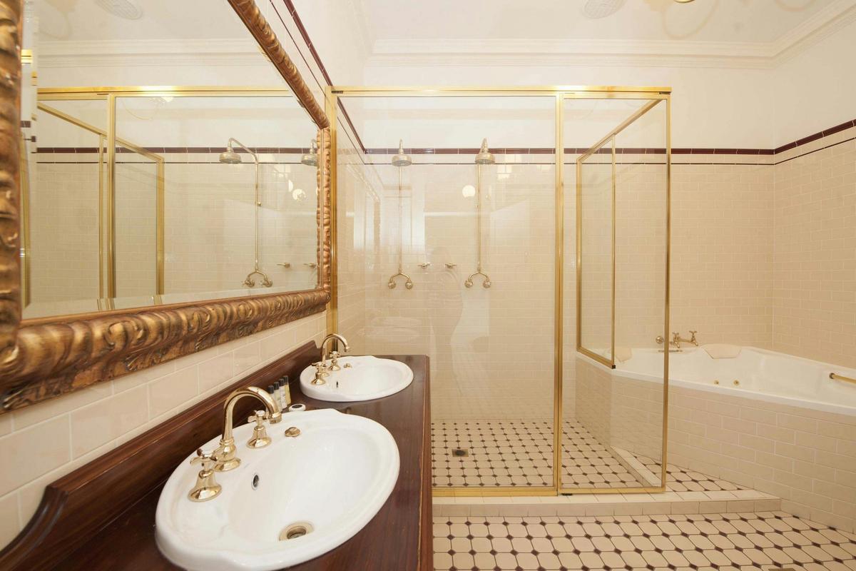 Luxury One Bedroom Apartment