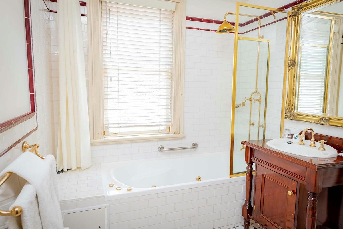 Junior Queen Room with Spa Bath