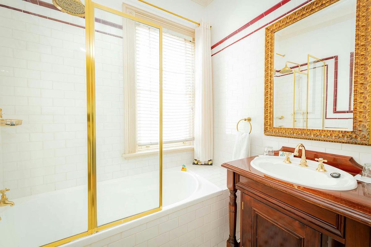 Junior Queen Room with Shower over Bath