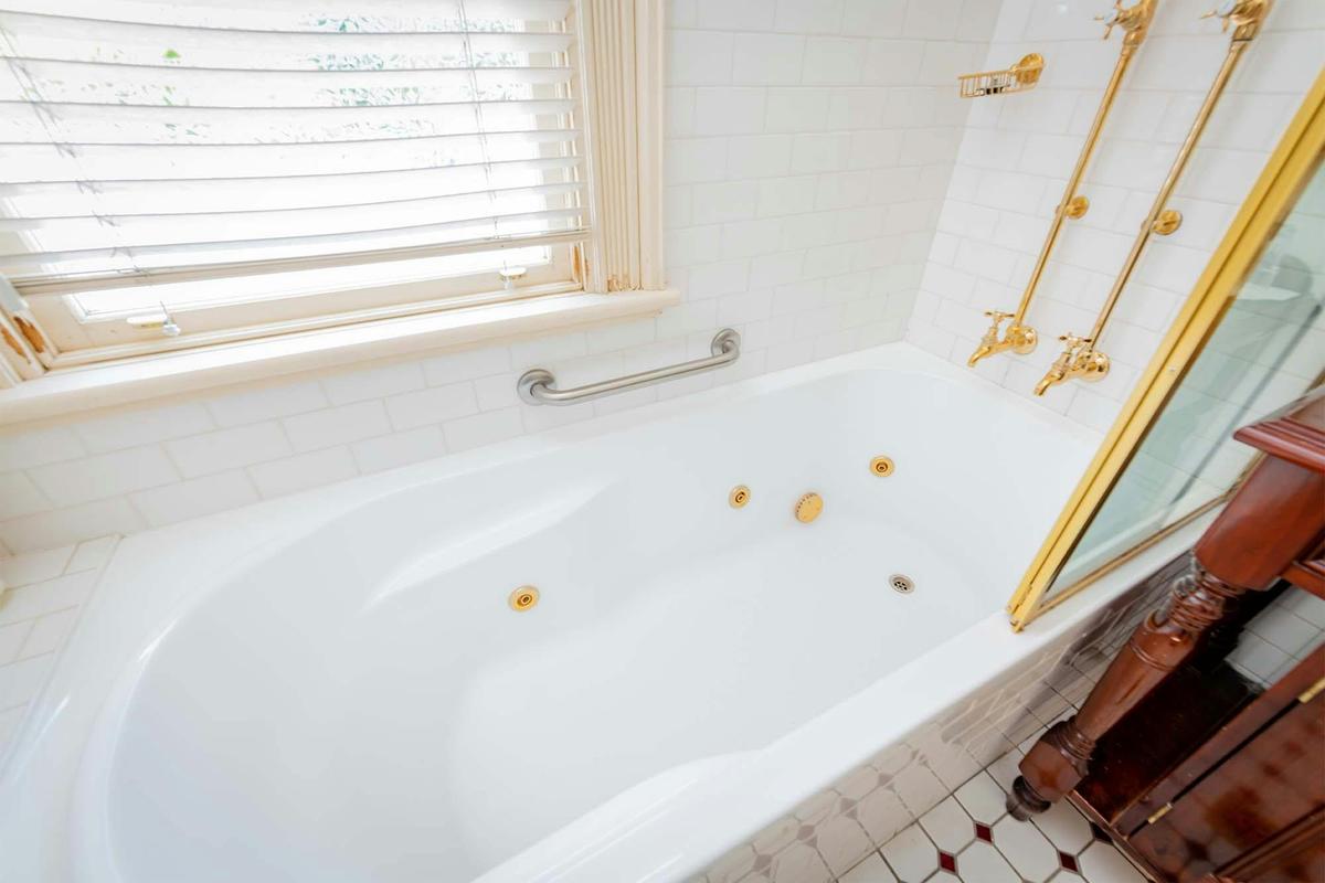 Junior Queen Room with Spa Bath
