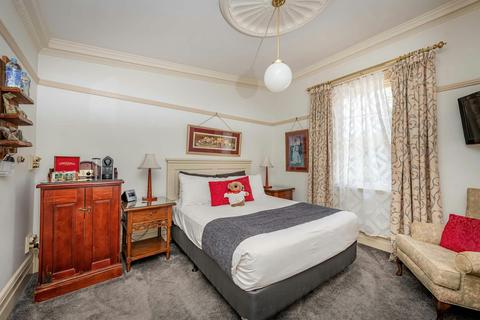 Junior Queen Room with Shower over Bath