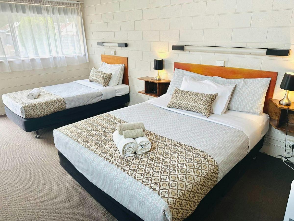 TWIN ROOM