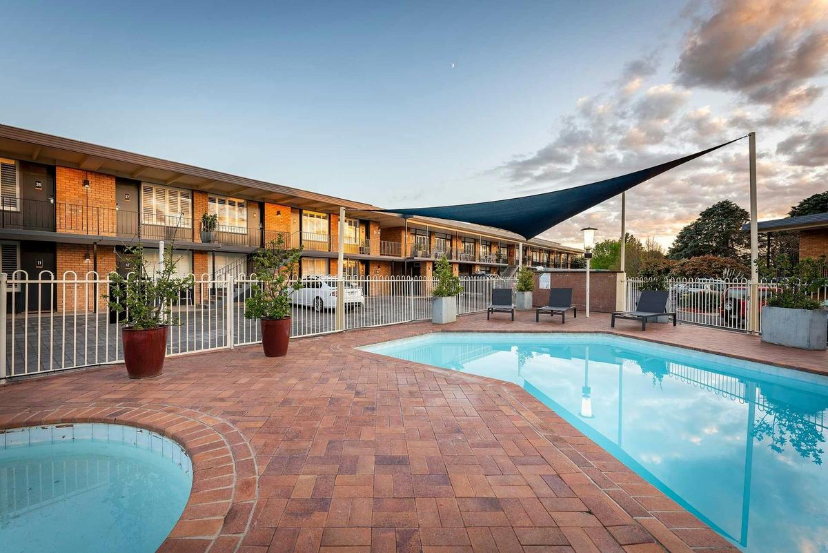 Swimming pool at the Panorama Bathurst