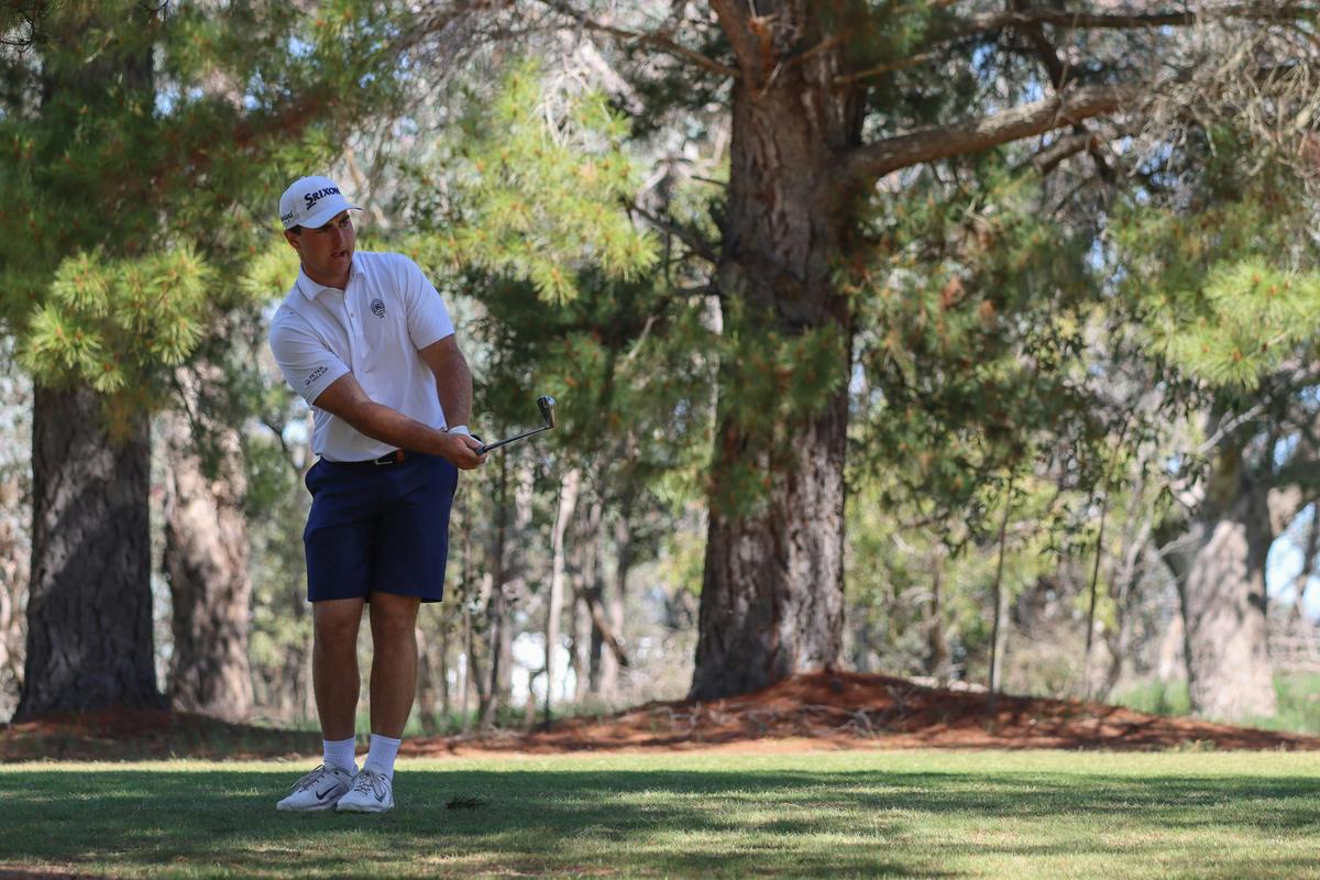 Male golfer chipping