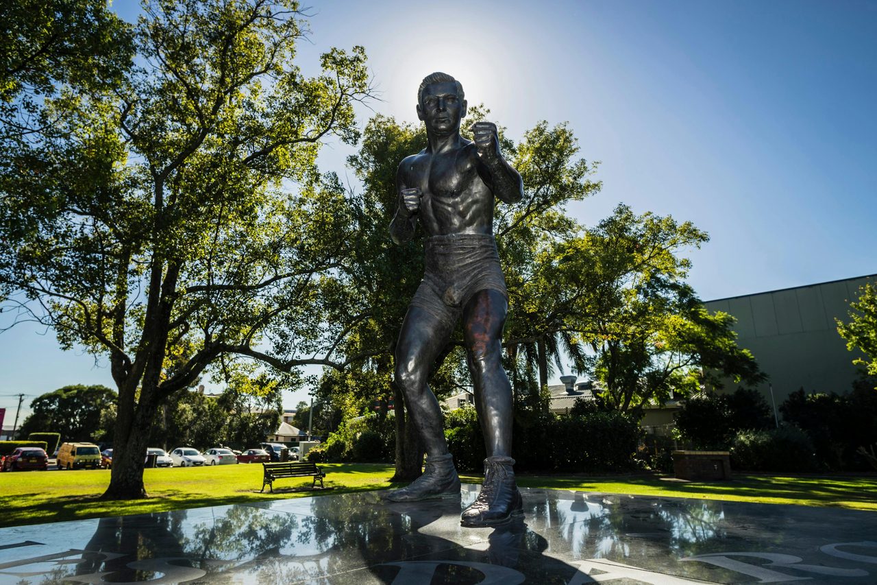 Les Darcy Statue