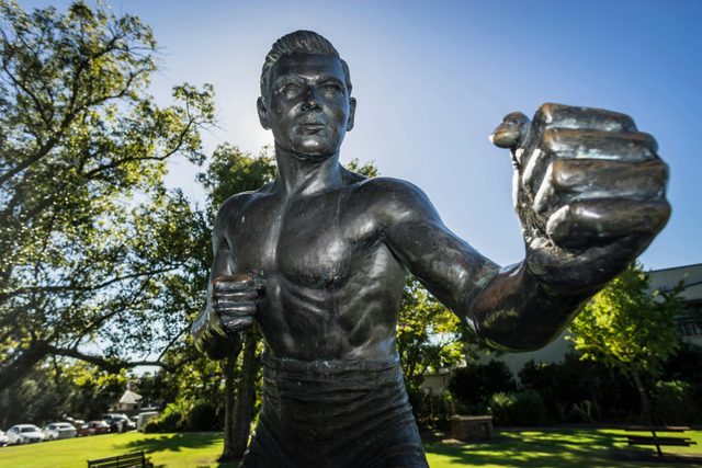 Les Darcy Statue