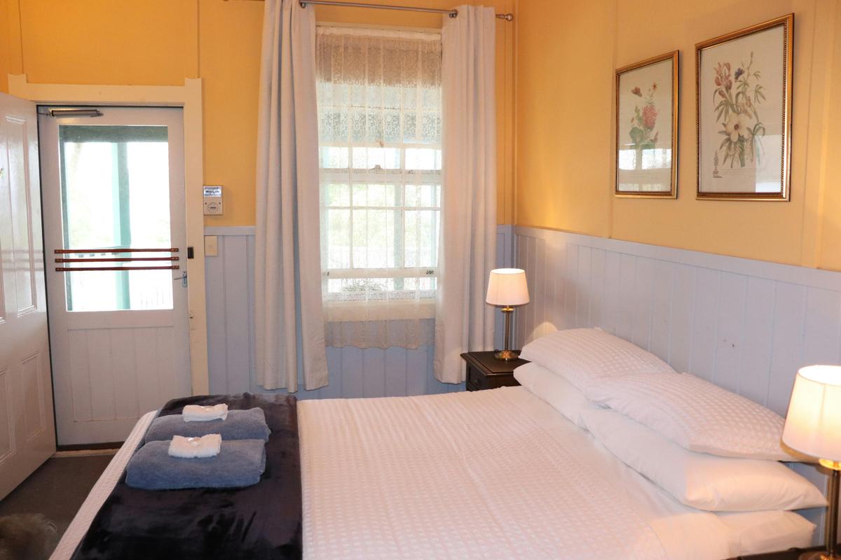 Lakeview queen room