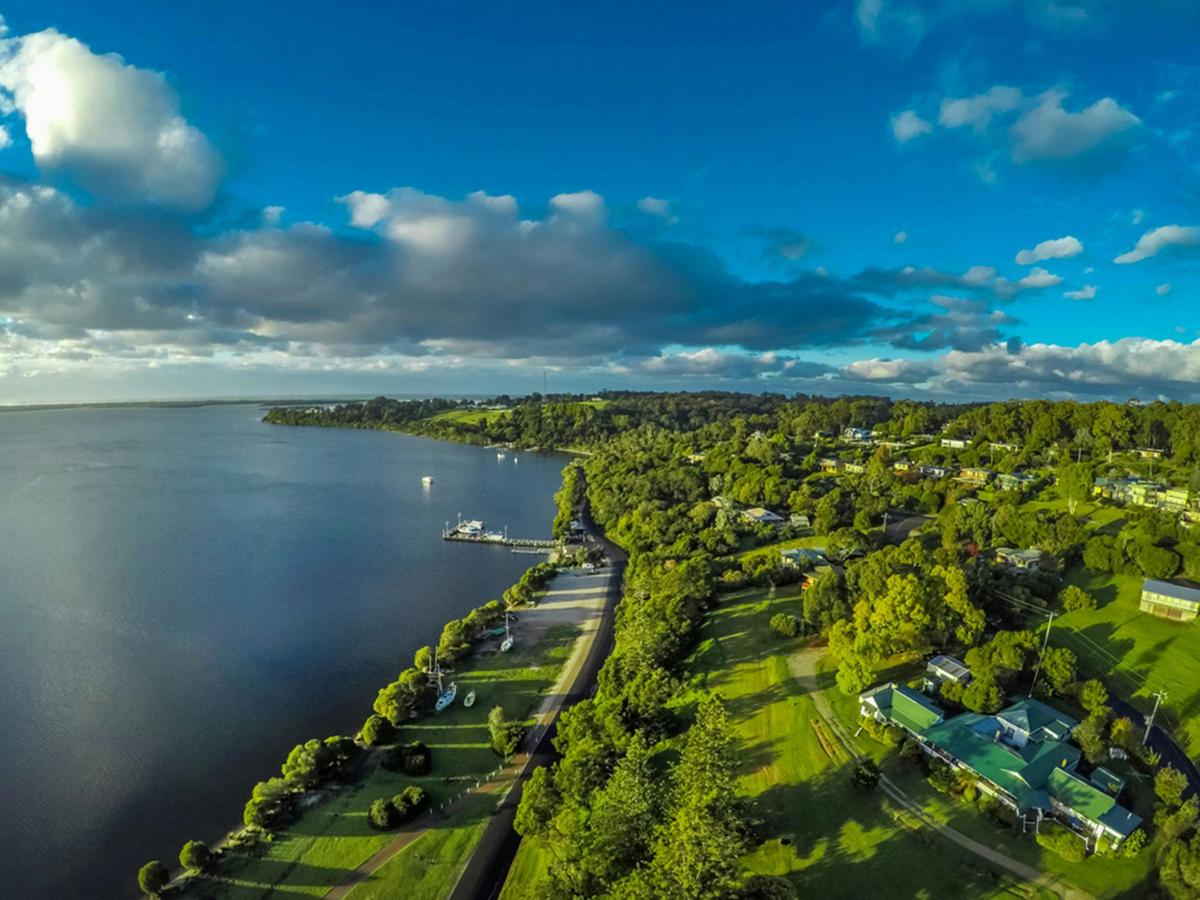 Spectacular location with lake and mountain views