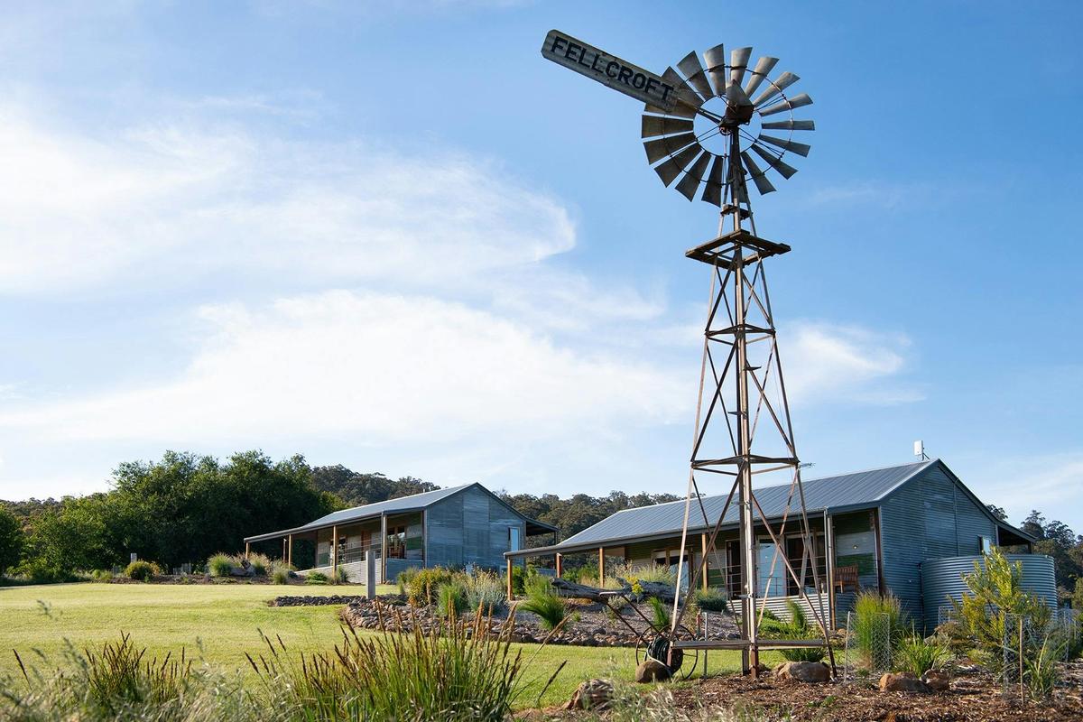 Luxury Accommodation 'Kingfisher' and 'Wren' overlooking stunning vistas of the Macedon Ranges
