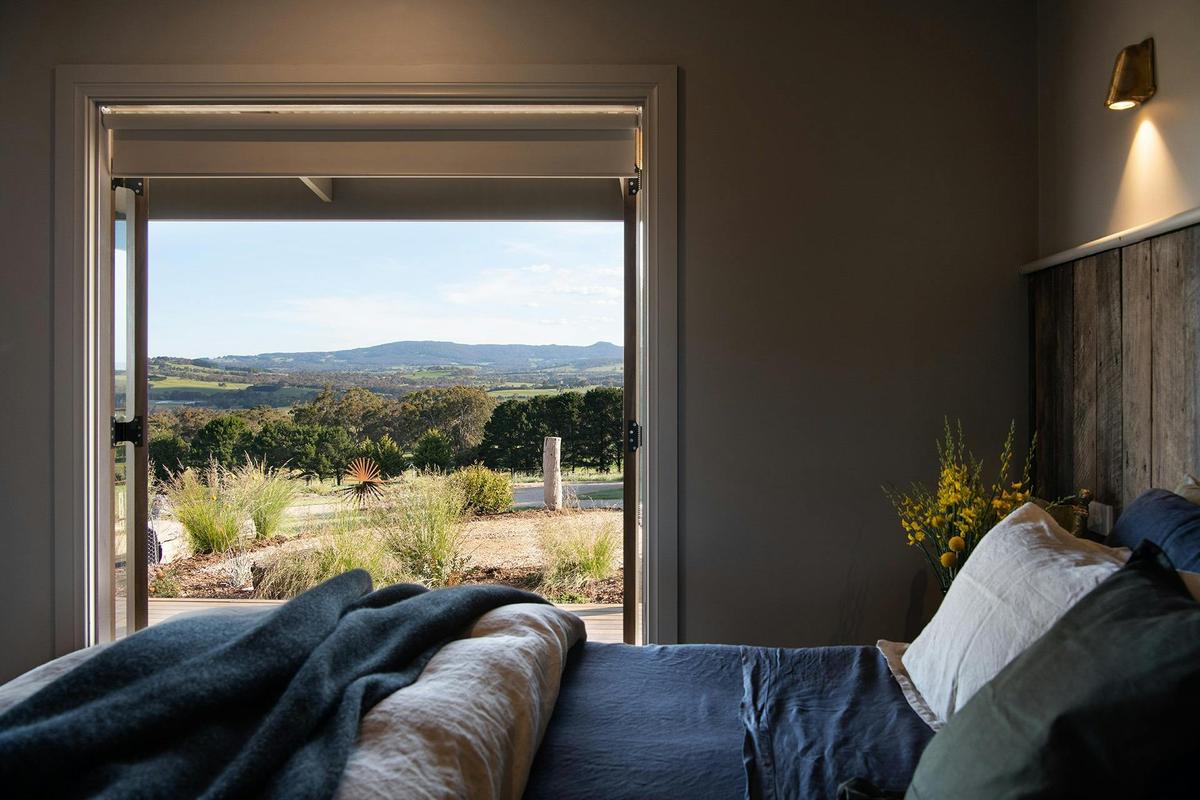 Wake up to this, King bed, French linen, amazing views.